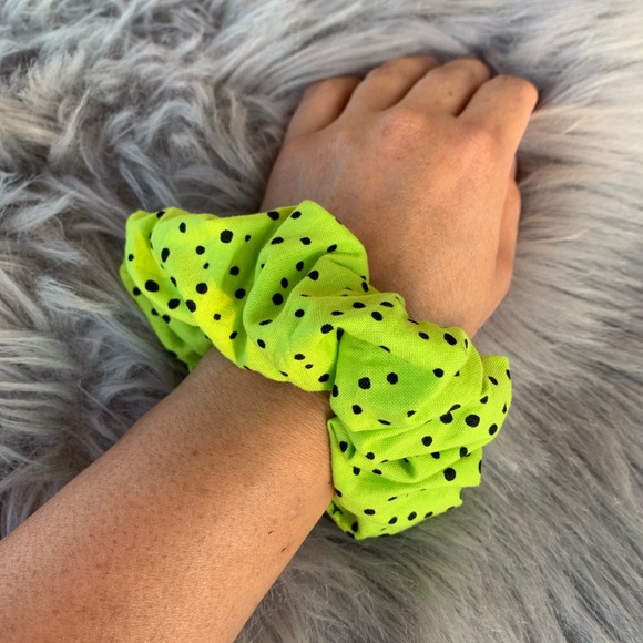 ❌OUT OF STCOK❌Neon green scrunchie - Picture 1 of 3